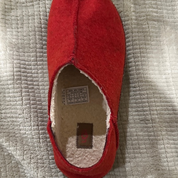 Ugg felt cozy red clogs. - Picture 5 of 8